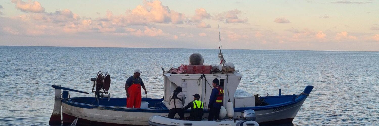 Lipariska öarna möte med fiskare på ankringsplats. Köper middag-1