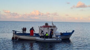 Lipariska öarna möte med fiskare på ankringsplats. Köper middag-1